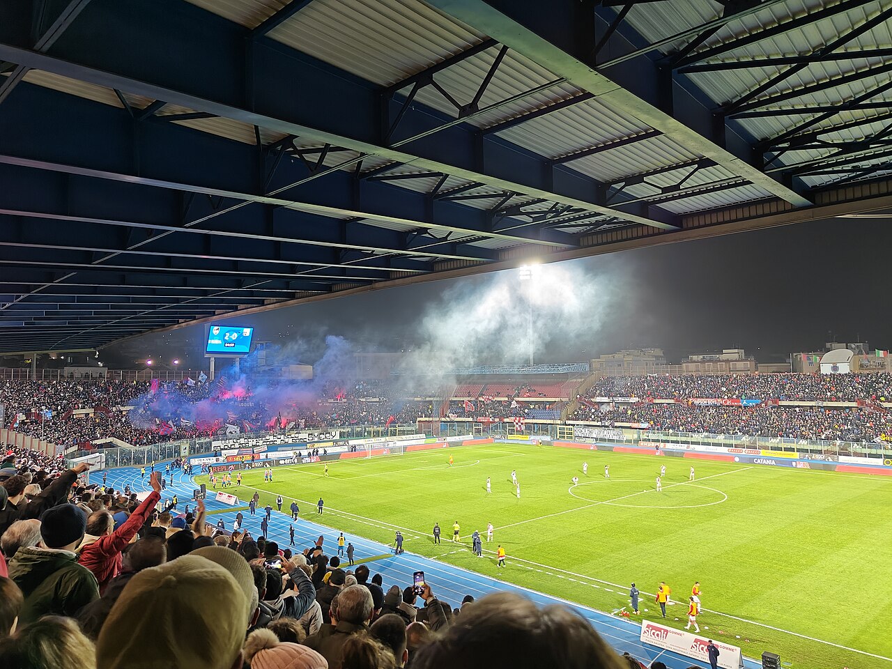 Stadio Angelo Massimino illuminato durante una gara notturna del Catania con coreografia rossazzurra